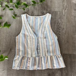 Gorgeous v-cut, key hole button up tank.